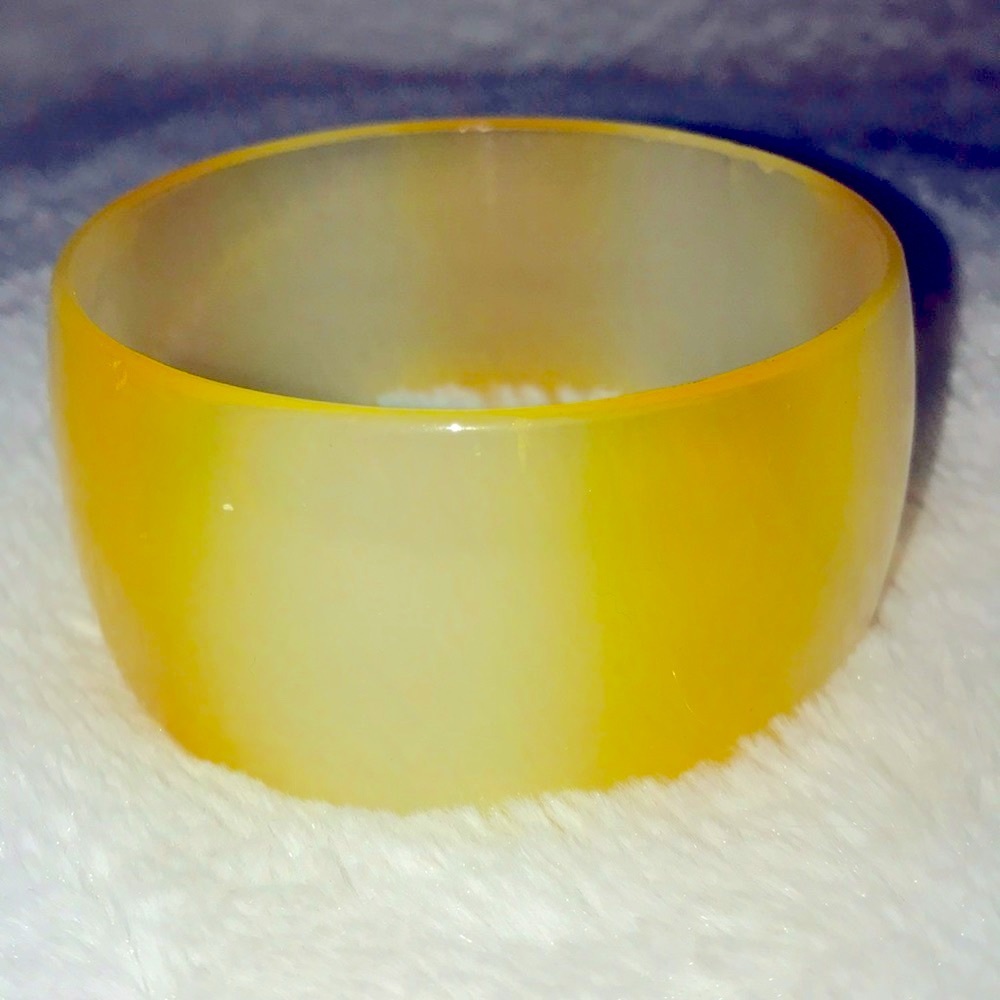 YELLOW ACRYLIC BANGLE BRACELET. NEW
